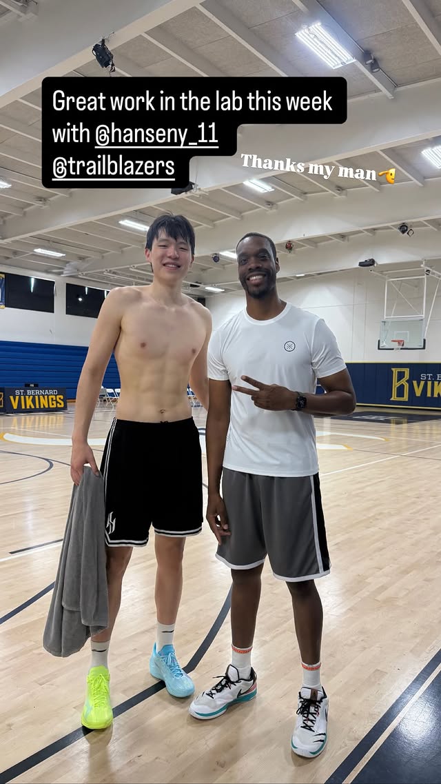 杨瀚森社媒晒照：休赛期加练，六块腹肌显露