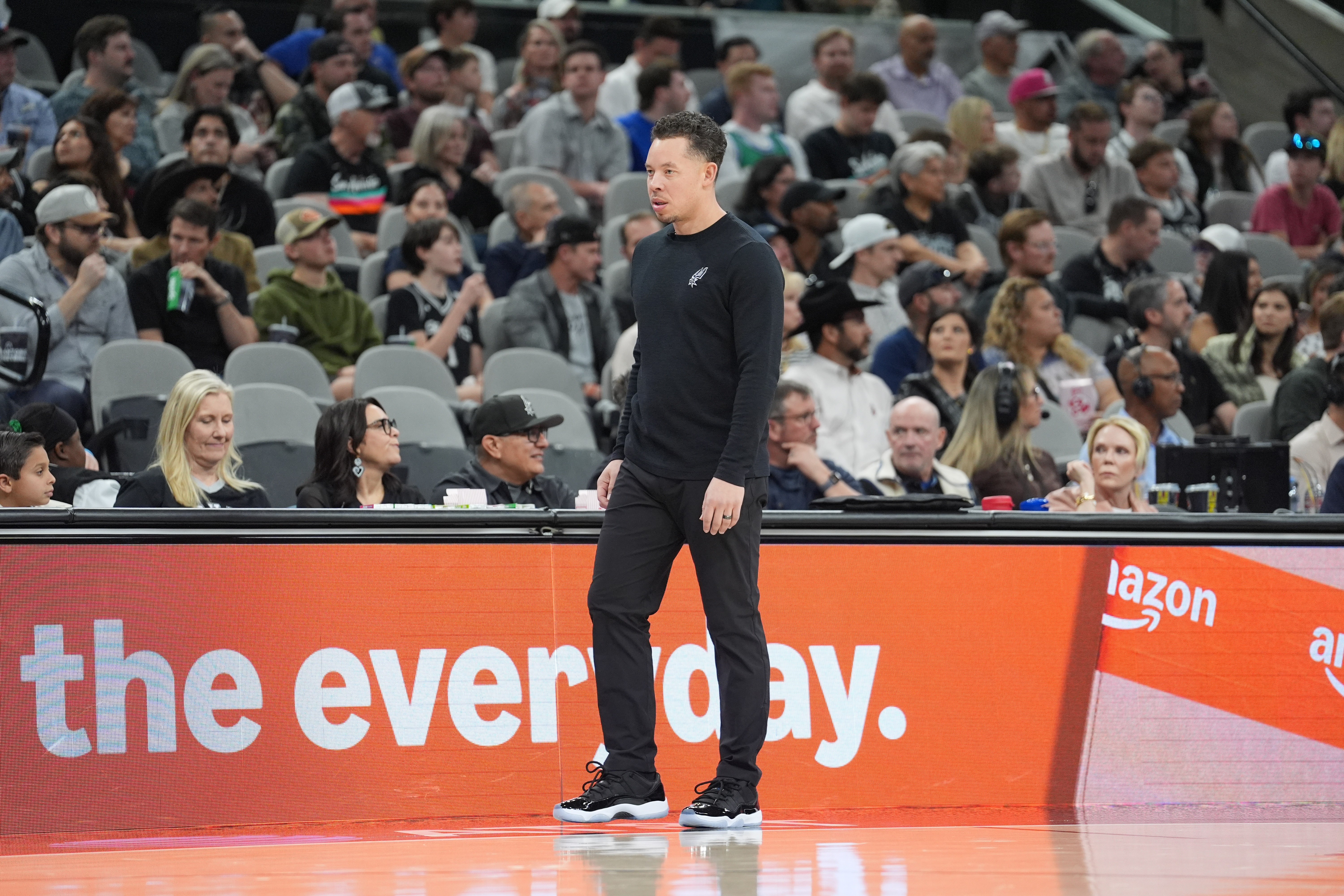 马刺险胜尼克斯扳回一城 米奇:关键时刻仍待打磨但整体进步显著