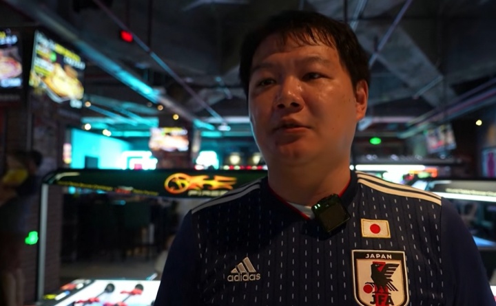 沪上酒吧数十中国球迷穿日本球衣为亚洲荣光助威 沪上酒吧数十中国球迷穿日本球衣为亚洲荣光助威