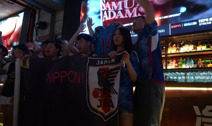 沪上酒吧数十中国球迷穿日本球衣为亚洲荣光助威 沪上酒吧数十中国球迷穿日本球衣为亚洲荣光助威