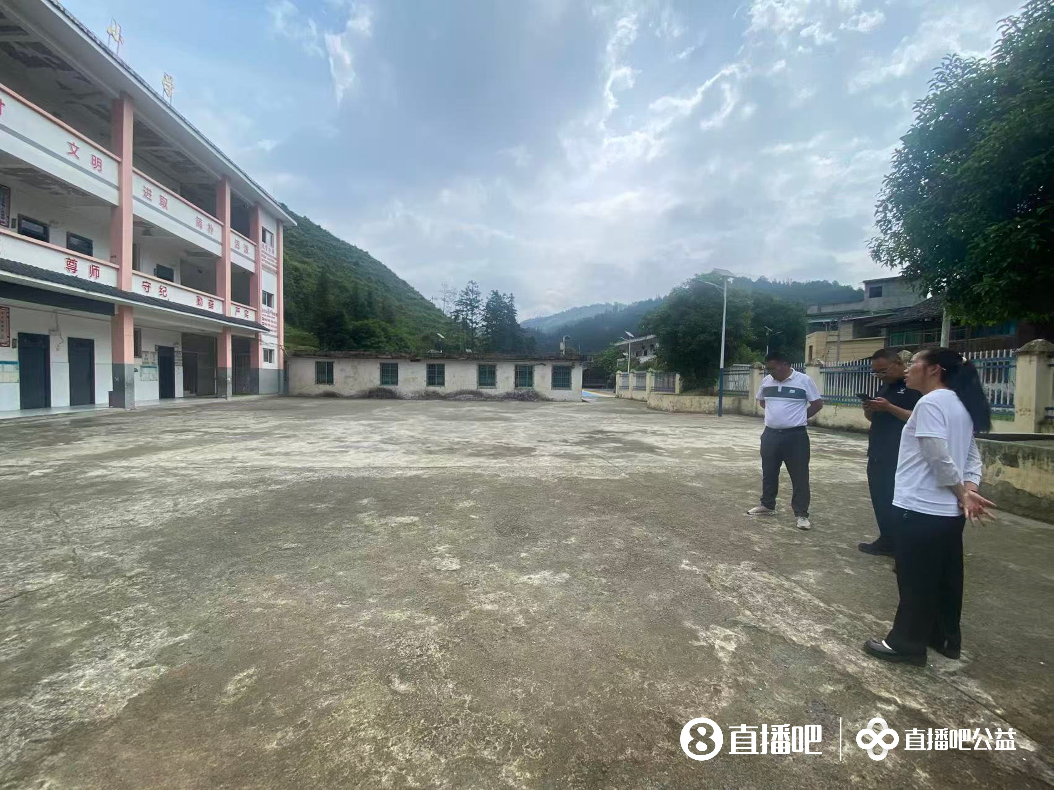 公益足球场落地贵州榕江岑最小学 山区孩子终获专业草坪