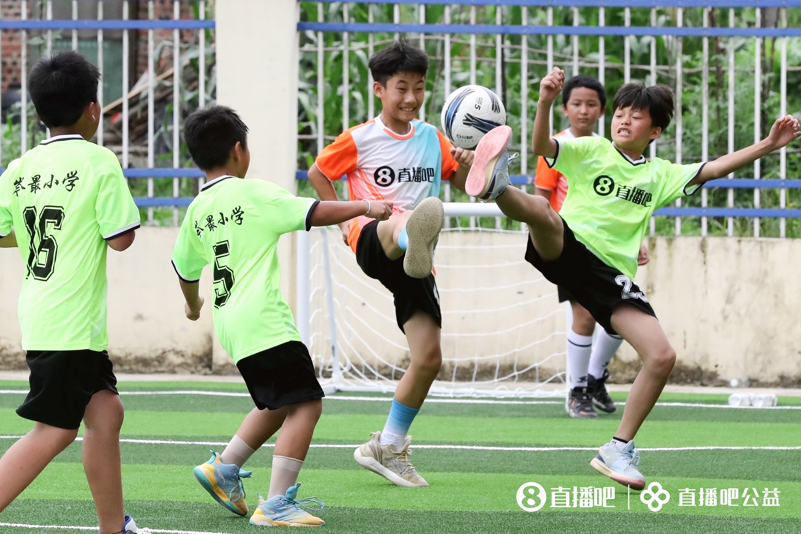 公益足球场落地贵州榕江岑最小学 山区孩子终获专业草坪