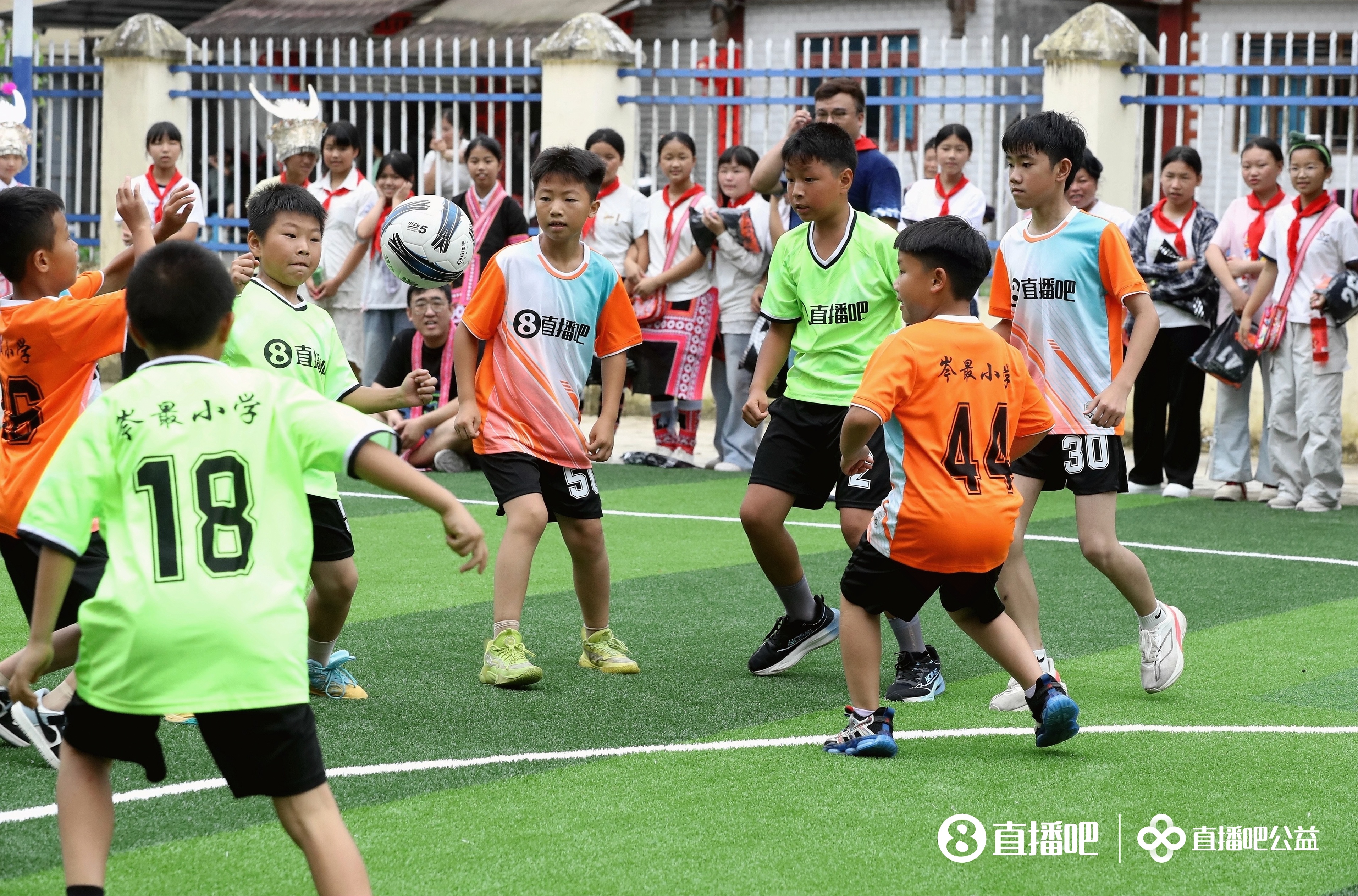 公益足球场落地贵州榕江岑最小学 山区孩子终获专业草坪