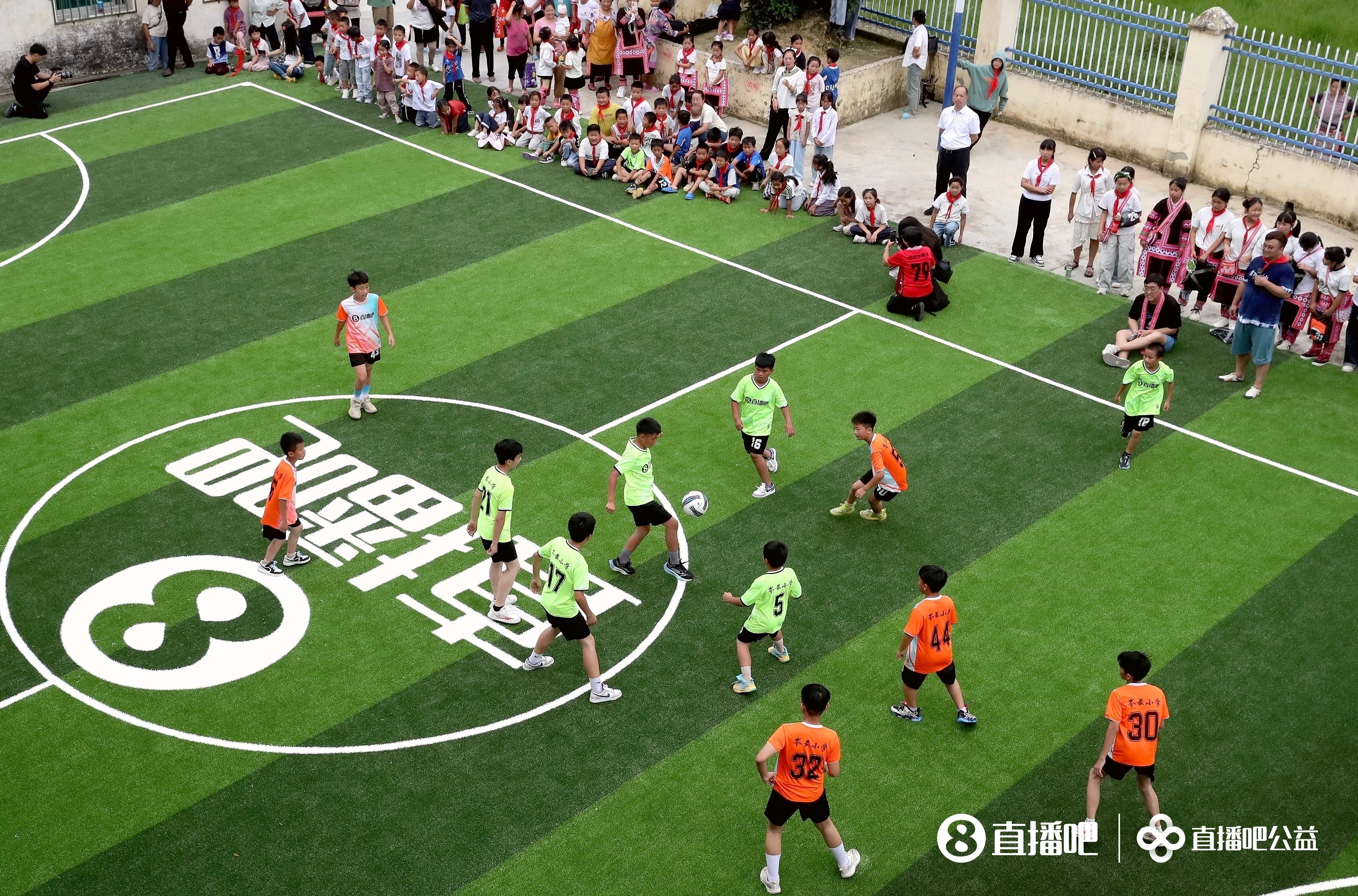 公益足球场落地贵州榕江岑最小学 山区孩子终获专业草坪