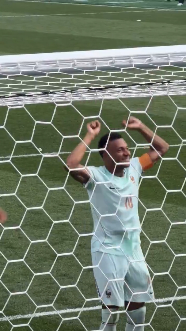 姆巴佩袖标闹剧：传射建功后被换下，赛后夺回袖标庆祝