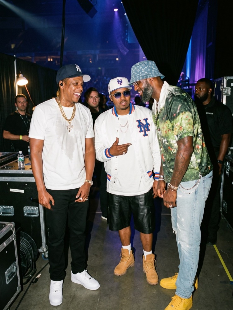 詹姆斯现身Jay-Z30周年演唱会后台 与Jay-Z、Nas同框