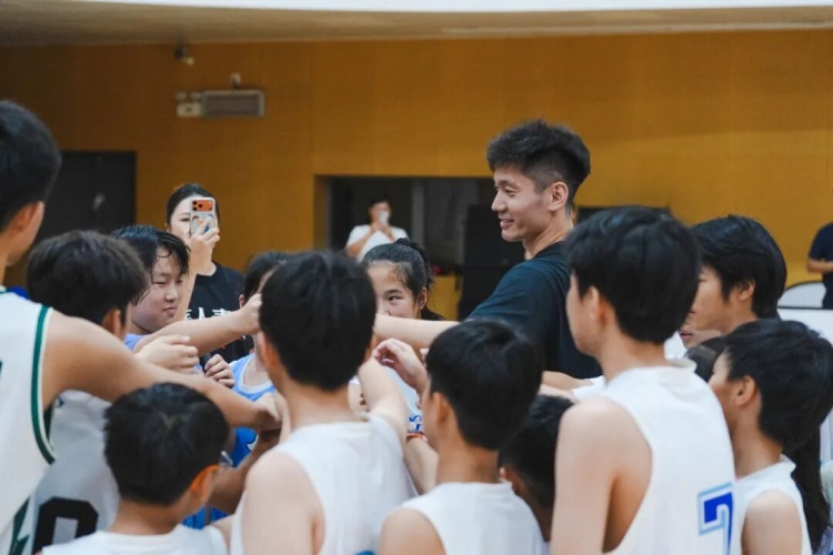 深圳男篮校园行:三名球员现场教学,校女篮此前夺区冠军 深圳男篮校园行:三名球员现场教学,校女篮此前夺区冠军