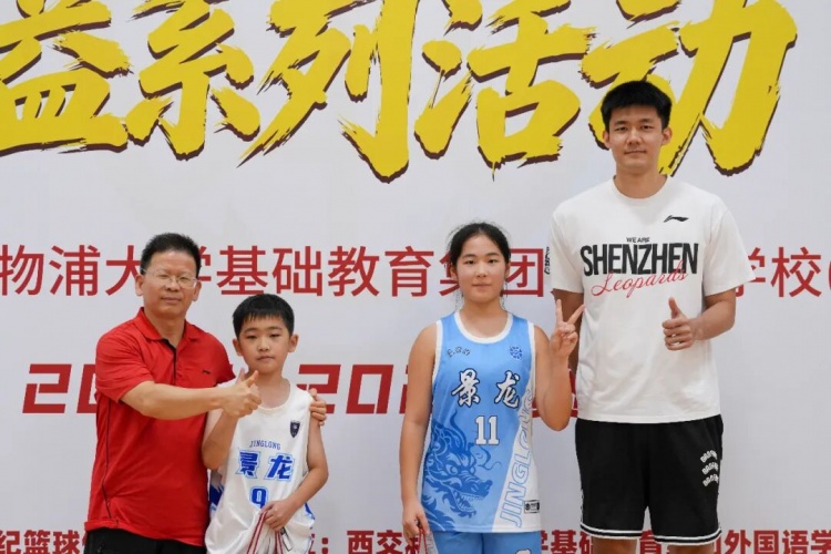 深圳男篮校园行:三名球员现场教学,校女篮此前夺区冠军 深圳男篮校园行:三名球员现场教学,校女篮此前夺区冠军
