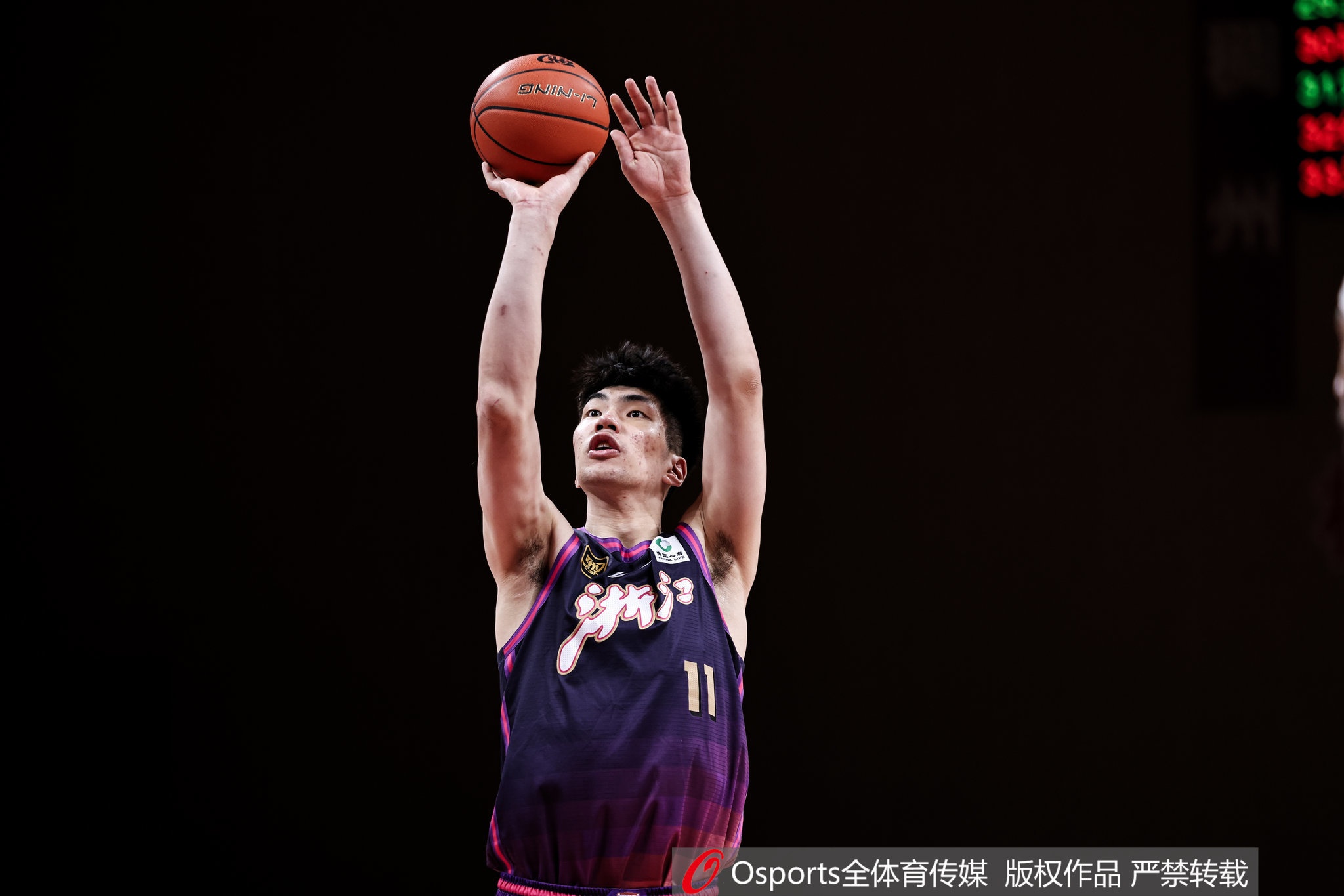 余嘉豪4年B类合同回归浙江，去年旅欧月薪2000欧