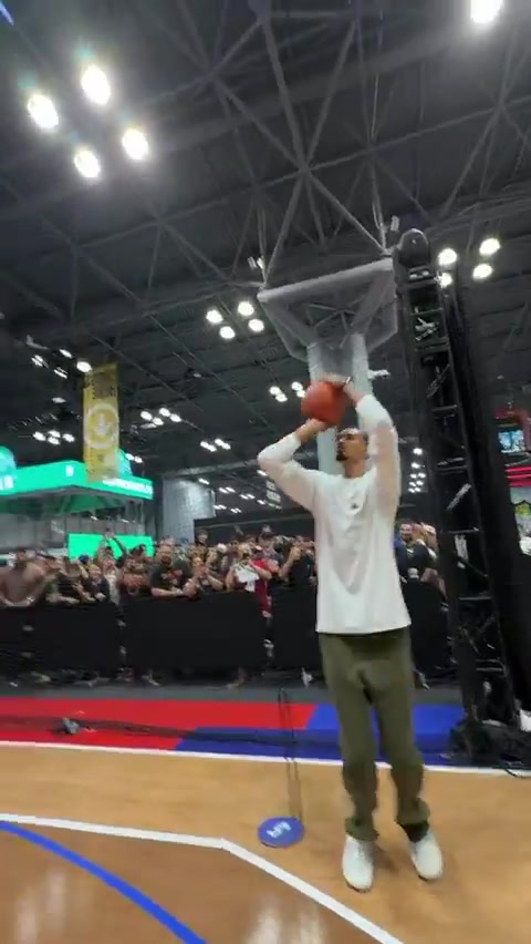 文班亚马出席活动秀三分 五投全中险中Logo shot 文班亚马出席活动秀三分 五投全中险中Logo shot