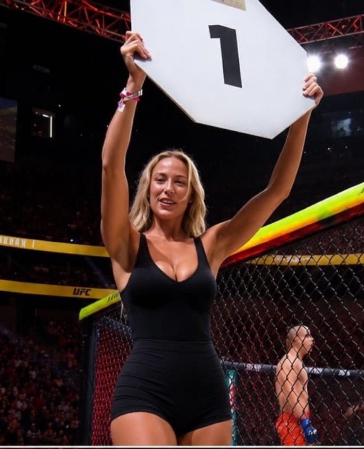 WNBA狂热队坎宁安跨界UFC举牌：赛前8分钟定下，穿黑色紧身衣绕八角笼