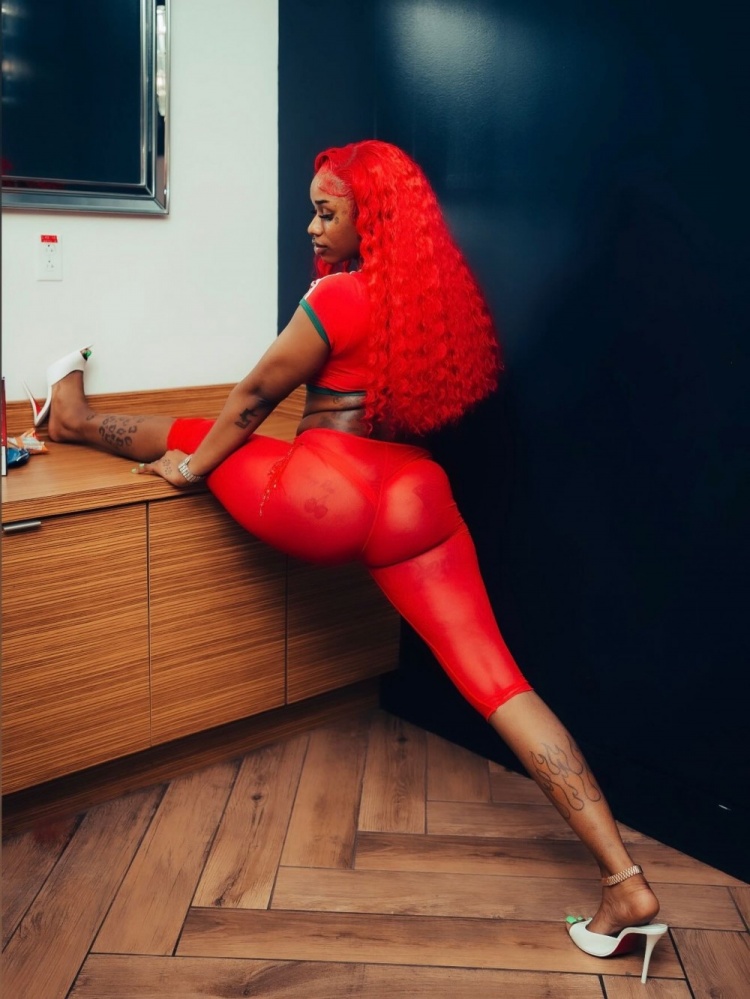 杜兰特与说唱歌手Sexyy Red亲密合照曝光