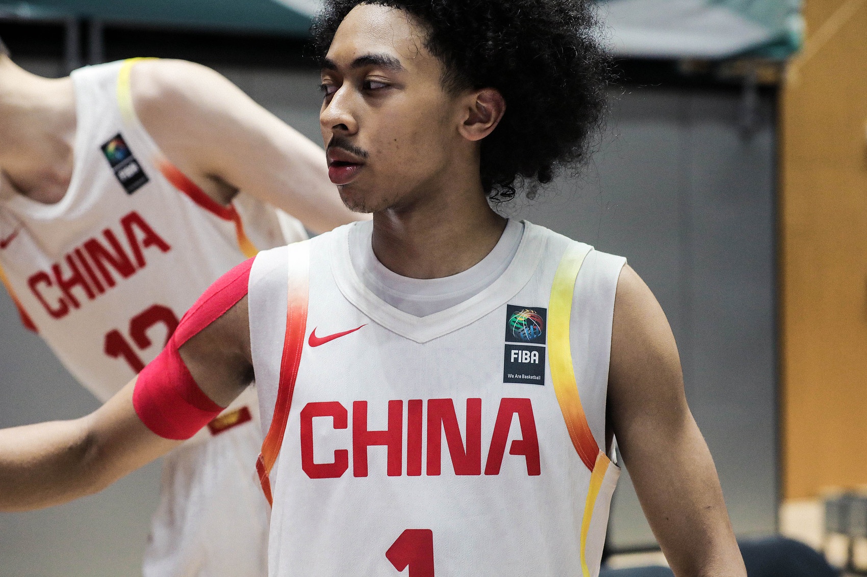 朱正：FIBA首秀紧张到跳球 三分命中后找到节奏 不在意身高质疑