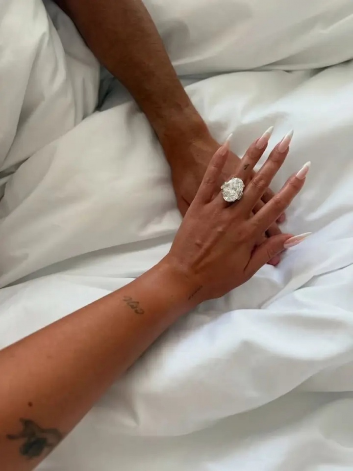 C罗婚期逼近:钻戒估值2500万欧,度假地锁定卡斯凯什 C罗婚期逼近:钻戒估值2500万欧,度假地锁定卡斯凯什