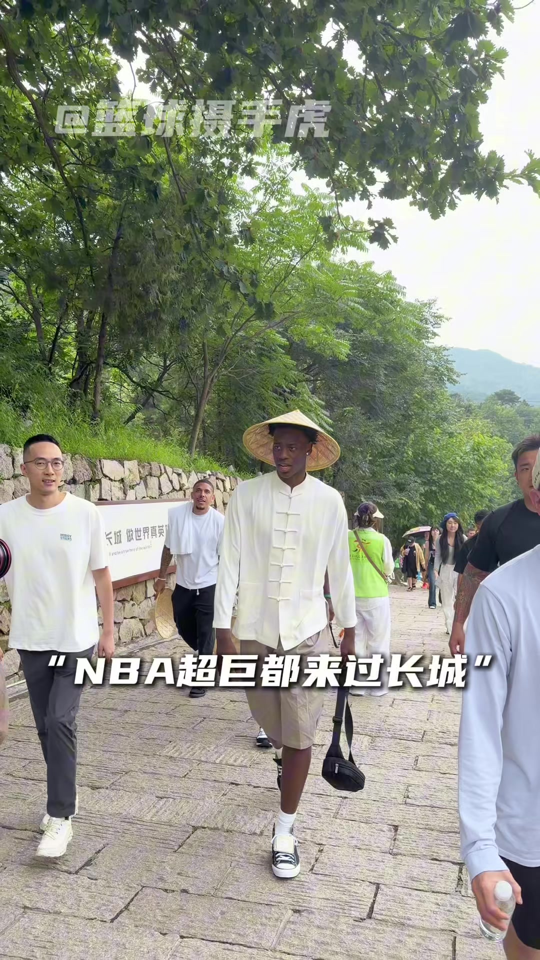 不到长城非状元！迪班萨穿古装登城留名