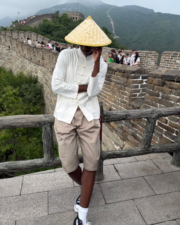 迪班萨晒中国行照片:到了中国让我看得更清楚了一些 迪班萨晒中国行照片:到了中国让我看得更清楚了一些