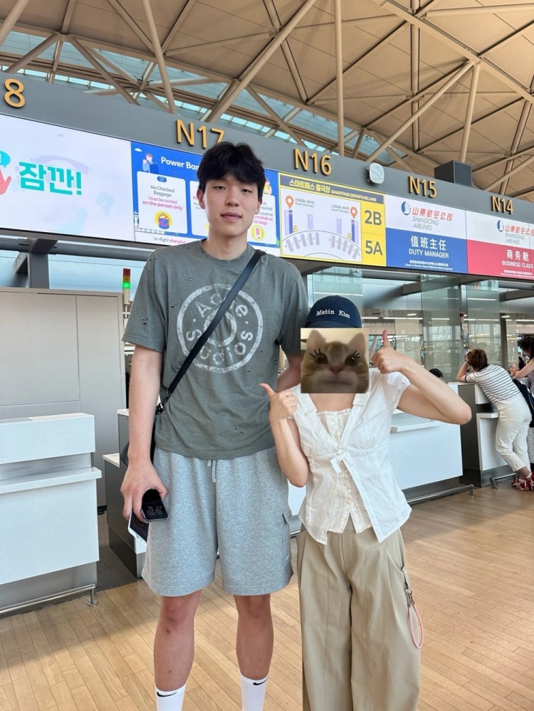 杨瀚森2米18机场被认出 淄博博主晒合影称老乡人nice