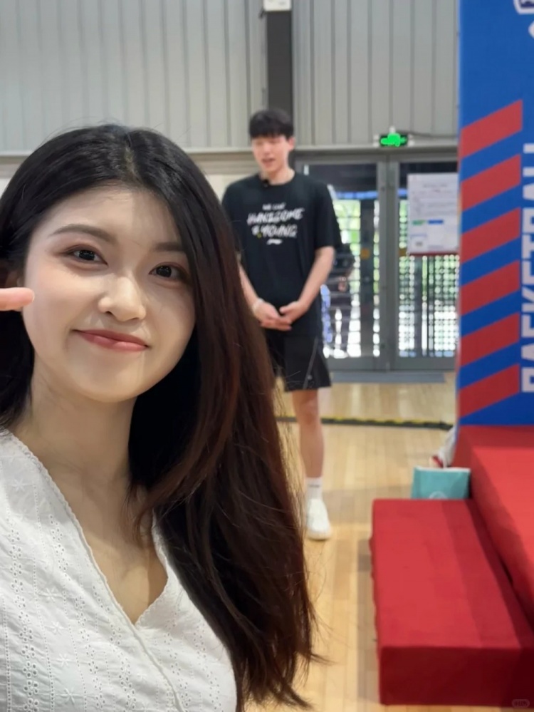 杨瀚森2米18机场被认出 淄博博主晒合影称老乡人nice