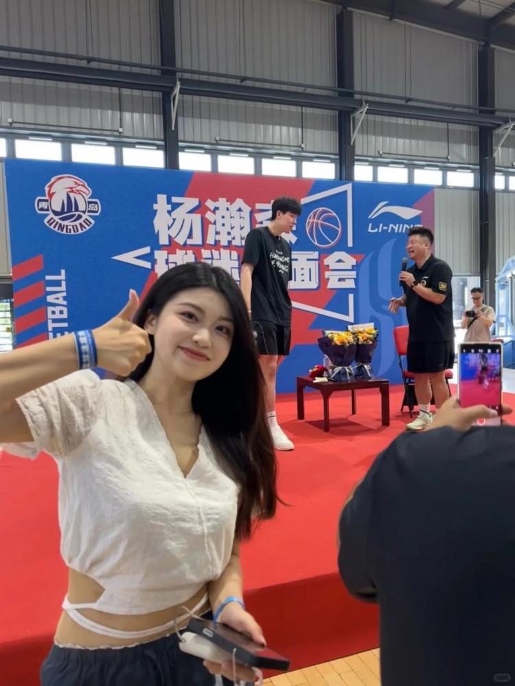 杨瀚森2米18机场被认出 淄博博主晒合影称老乡人nice