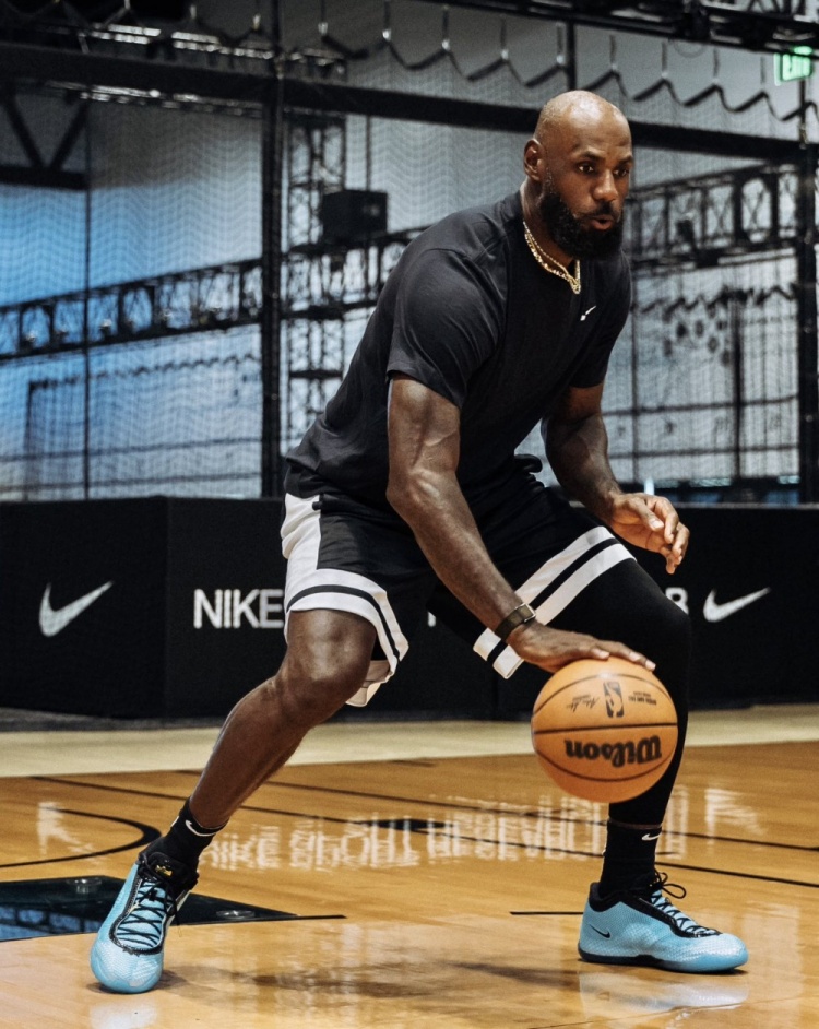 LeBron 24正式亮相 詹姆斯称其史上最轻个人战靴 LeBron 24正式亮相 詹姆斯称其史上最轻个人战靴