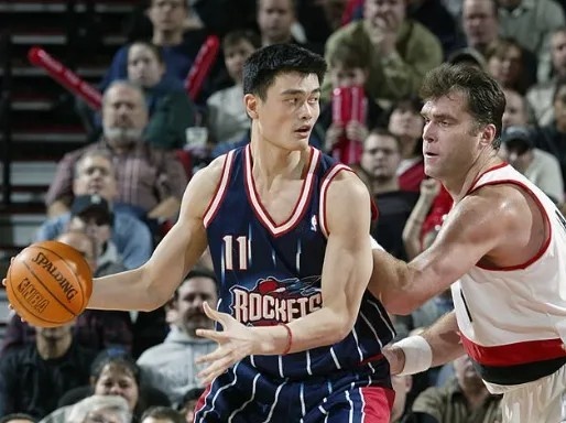 空间决定中锋价值:姚明低位背打,约基奇高位递手