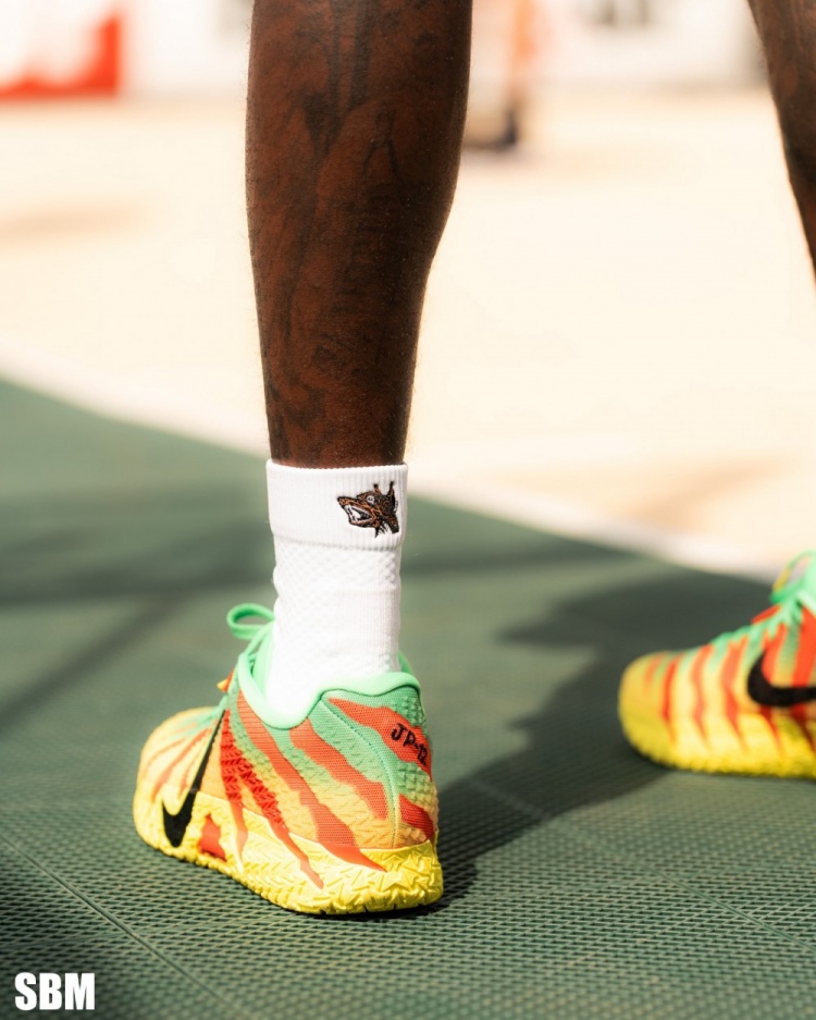 詹宁斯送莫兰特球鞋给球迷 随后公开向莫兰特索要新鞋