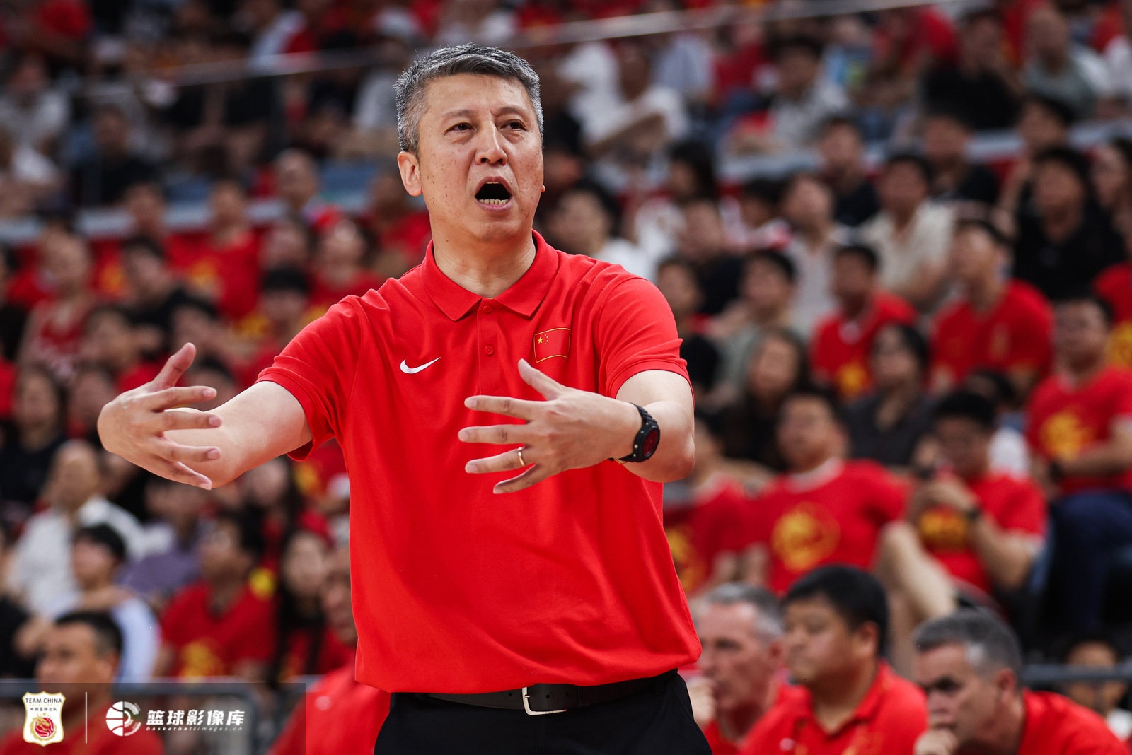 郭艾伦叮嘱老叔郭士强：早点睡别紧张 上轮输球估计你都没吃下饭